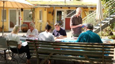 Führungskräfte im Leadership Coaching in der Wise Leader Jahresbegleitung erleben Gemeinschaft im Gruppenprozess